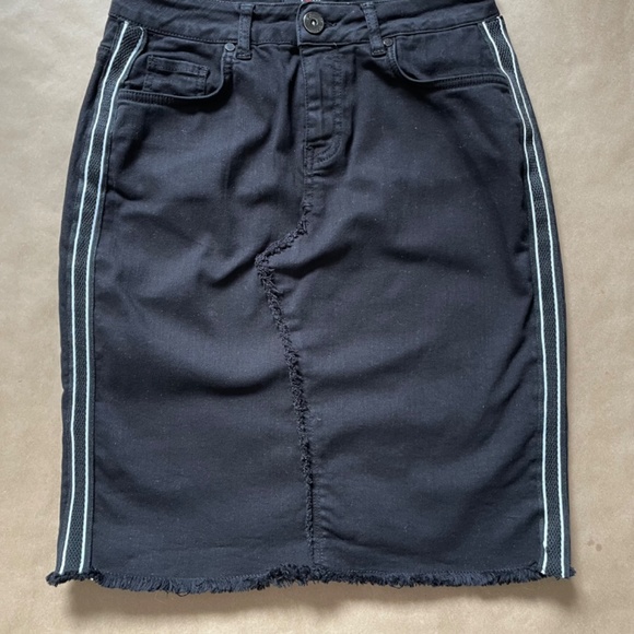 Black jean skirt, stretch fabric, size 4 - Picture 2 of 9